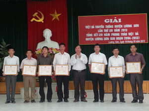 Lãnh đạo UBND huyện Lương Sơn trao giấy khen của UBND huyện cho các cá nhân có nhiều thành tích trong thực hiện phong trào Việt dã huyện Lương Sơn giai đoạn 1994 – 2013.

